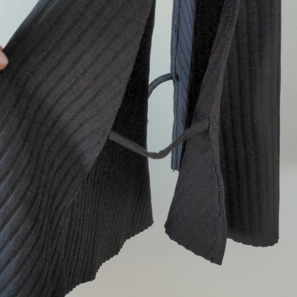 Black high neck open side tank top - Picture 3 of 4